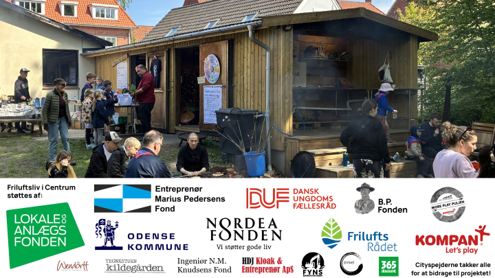 Billede af udekøkken og materialebygning med sponsorlogoer