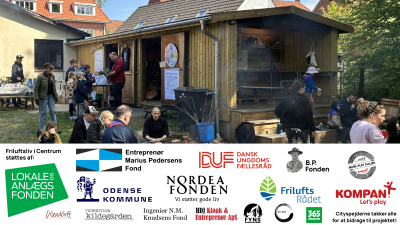Billede af udekøkken og materialebygning med sponsorlogoer